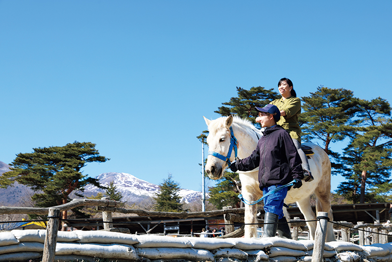 1人乗り（1000円）で乗馬体験も。那須岳を望む絶好の景色が広がり、澄んだ空気が最高！（撮影／菅井淳子）