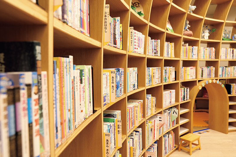 細かいルールのもと、毎朝、本の整理がなされ、どこの棚も美しく整然として、心地いい空間に（撮影／菅井淳子）