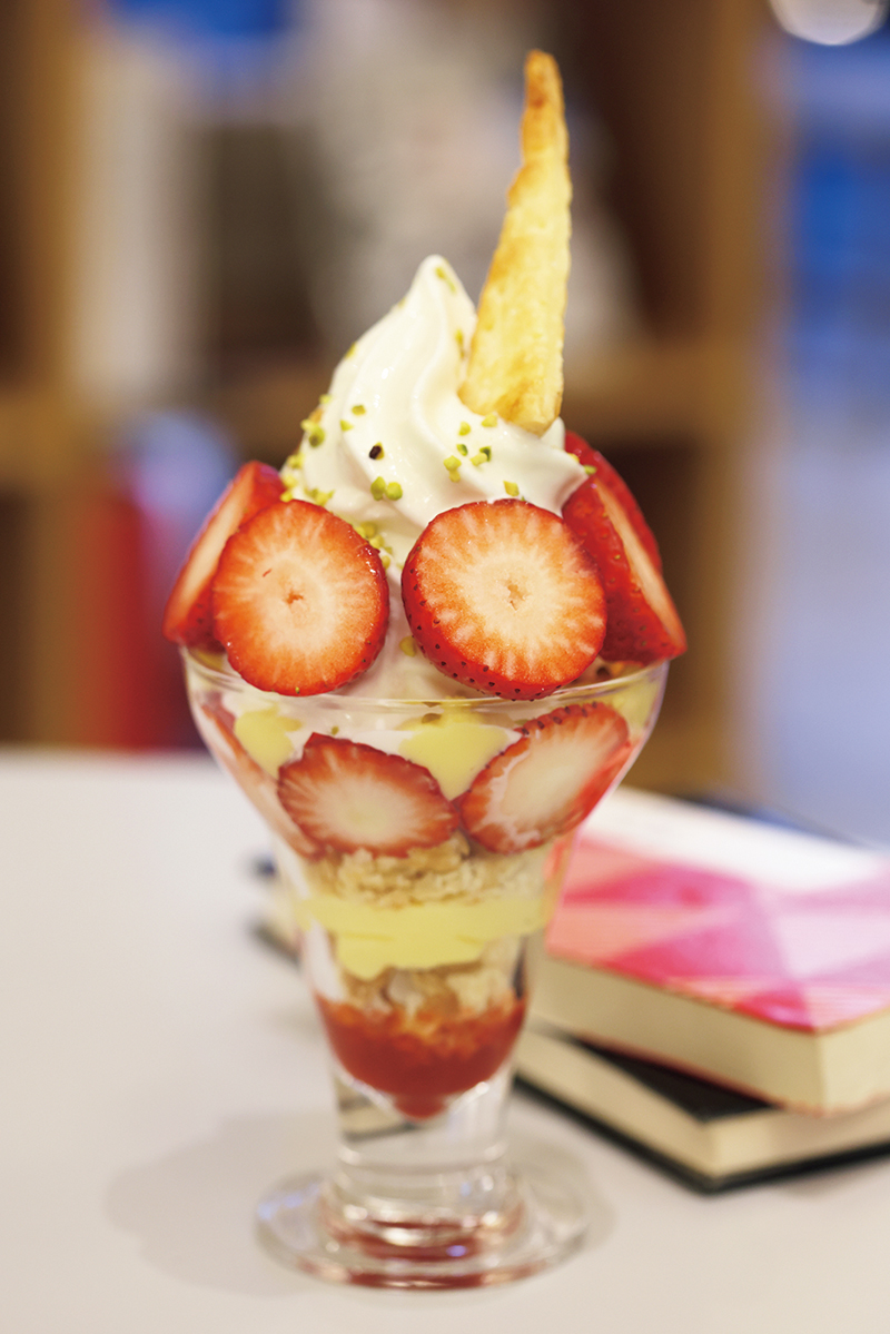 春はいちごたっぷりの季節限定の『とちあいかのミルフィーユパフェ』（1350円）が人気（撮影／菅井淳子）