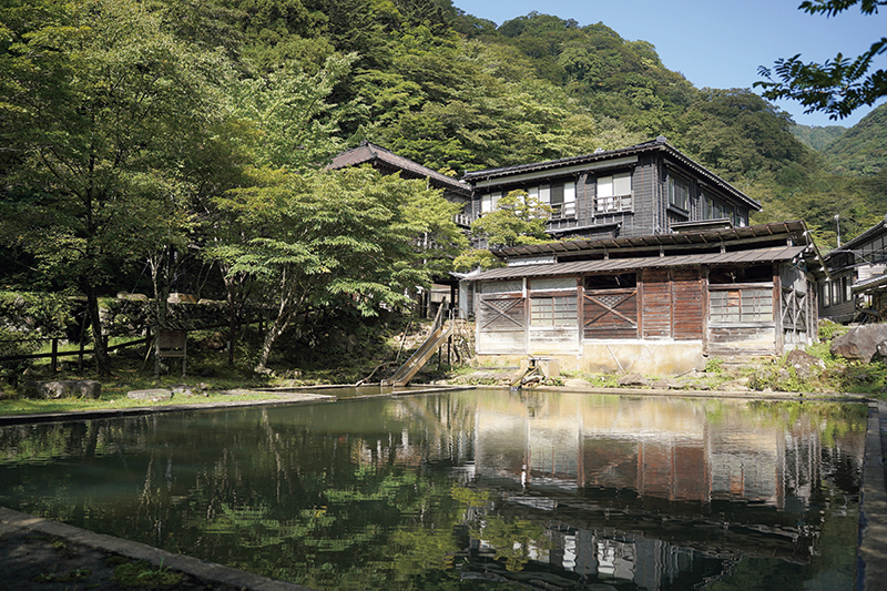 プールのように巨大な露天風呂も。映画『テルマエ・ロマエ』のロケ地としても有名（提供写真）