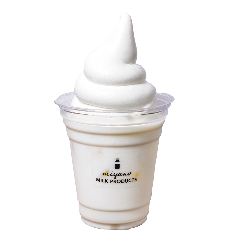 岩田アナが食べたのはコチラ。牛乳の上にソフトクリームをのせた「ミルクフロート」610円。「すっきりした味わいの牛乳と、ソフトクリームのマリアージュが最高」（岩田アナ）。