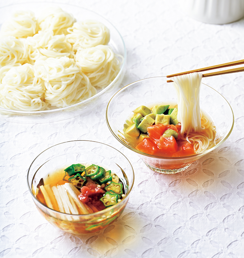 そうめんの「具だくさんつけ汁」20レシピ。アボカドサーモンのポキ風（写真上）、梅風味のねばとろつゆ（写真下）