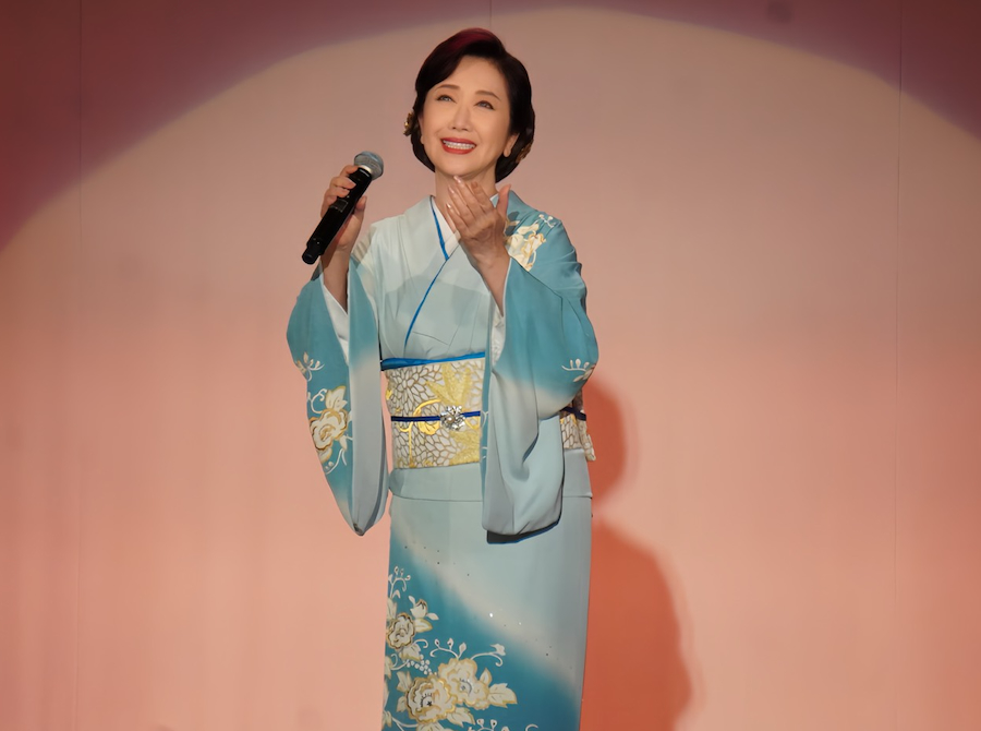 妻の伍代も共に歩む