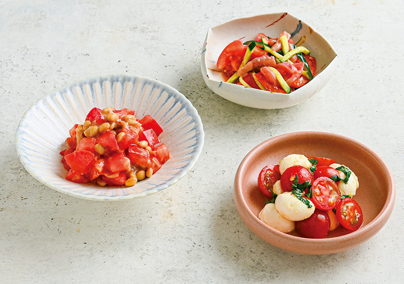 左から時計回りに、トマトと納豆のなめたけ和え、トマトといかの塩辛和え、トマトとモッツァレラのスイートチリソース和え