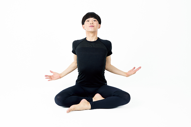 息を吸いながら手のひらを上に向ける。ひじを引く。体重は常にお尻に！