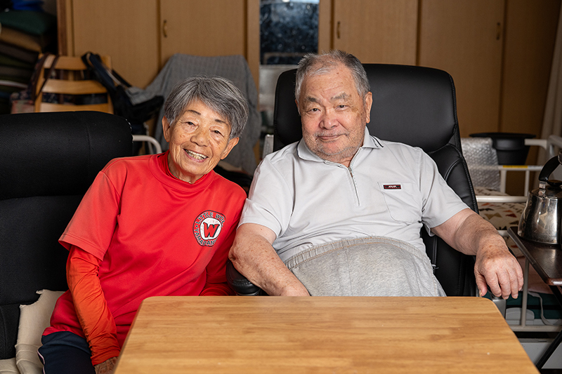 夫の長一さん（右）と、5人の子供を育て上げた。夫婦は一度もけんかをしたことがないほど仲よしだ