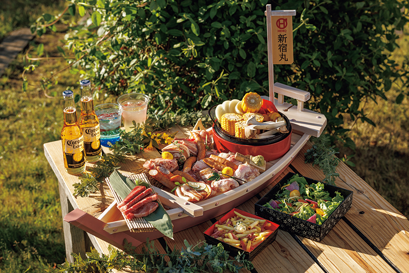 シンプルなBBQコースから限定スイーツ付きコースまで。牛カルビや豚肉の十勝たれ漬けなどを味わえる「舟盛り」（写真）は6490円～。（提供写真）