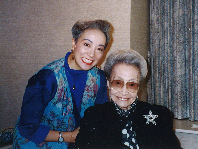 敬愛する母シヅエさん（当時99才、右）と加藤さん（当時51才）。シヅエさんは終戦直前、48才で加藤さんを出産した