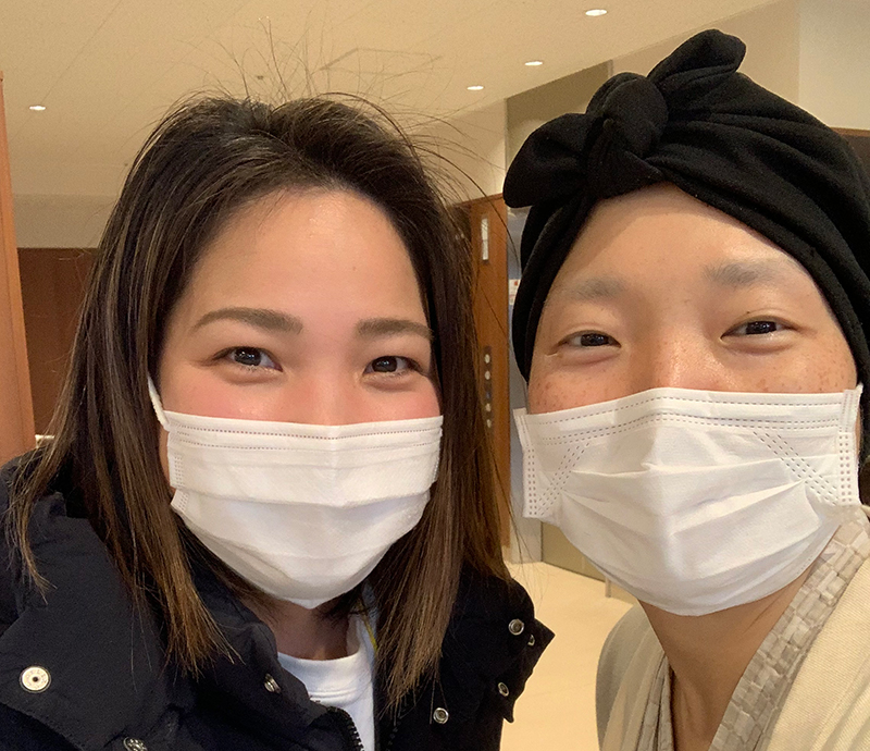 つらいがん闘病中、家族はもちろん友人（左）たちが支えになってくれたという