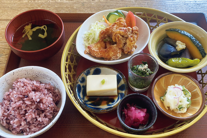 農村レストラン 夢市茶屋の『古代米御膳』（1950円）（提供写真）