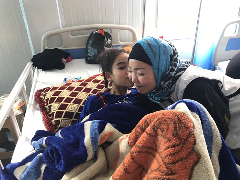 大勢の患者が毎日運ばれてくるが、白川さんは一人に寄り添い、名前を覚えて呼びかけるよう工夫しているという（写真提供／白川さん）