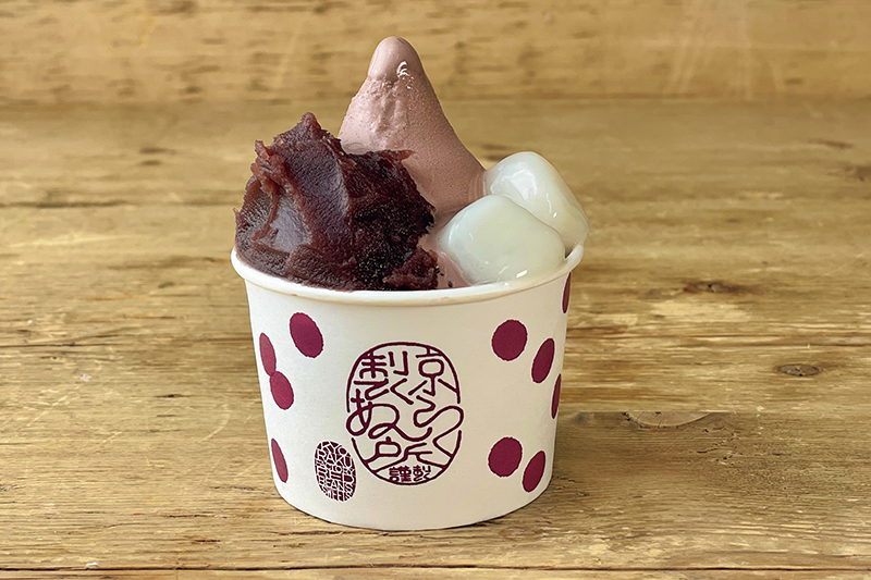 「生あんこソフト」584円～。トッピングのあんこは粒あん、こしあんのほか、夏限定の「桃あん」も。Wトッピングも可。（提供写真）