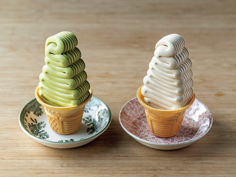ロイヤルミルク（テイクアウト650円）と宇治抹茶（同600円）は京都嵐山店限定。イートインはセットメニューのみ。（提供写真）