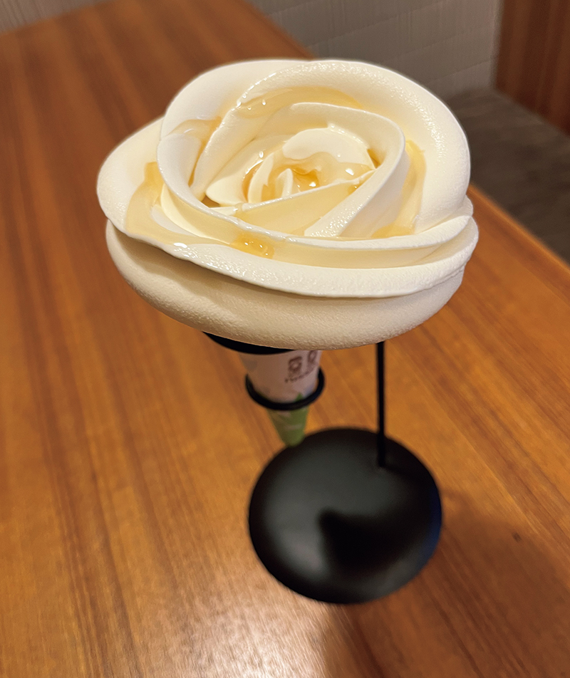 バラの形が見目麗しい「はちみつソフトクリーム」650円、イートイン700円（提供写真）