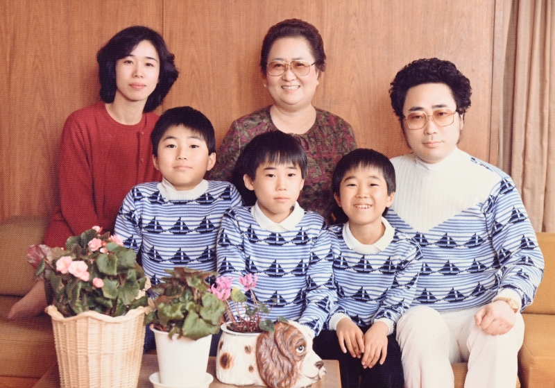 3人の息子と。後列は左から、妻のシヅ、母の登代子、克弥。（本人提供）