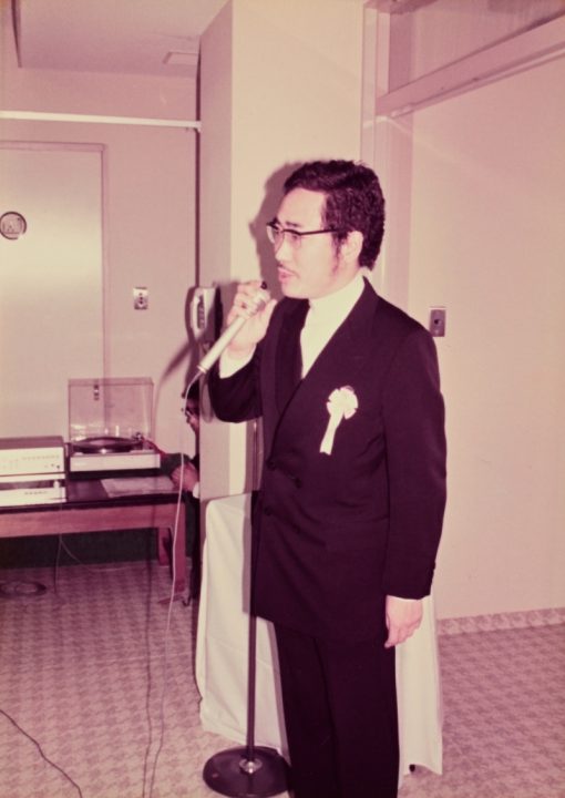 高須病院の開院1周年に合わせてコーヒー風呂がスタートした。記念パーティーで話す克弥。（本人提供）