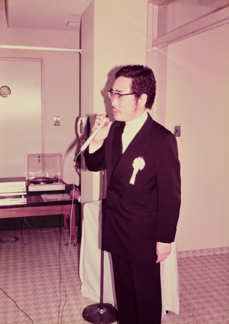 高須病院の開院1周年に合わせてコーヒー風呂がスタートした。記念パーティーで話す克弥。（本人提供）