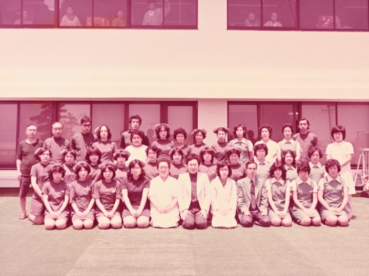 高須病院の従業員と。前列中央が克弥、左隣が母・登代子、右隣が妻・シヅ。ミユキは最後列の左から4番目。（本人提供）