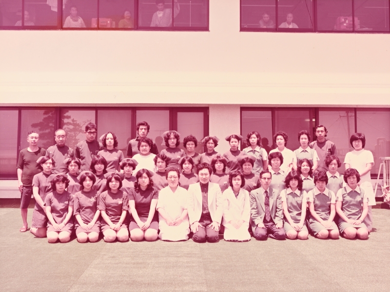 高須病院の従業員と。前列中央が克弥、左隣が母・登代子、右隣が妻・シヅ。ミユキは最後列の左から4番目。（本人提供）