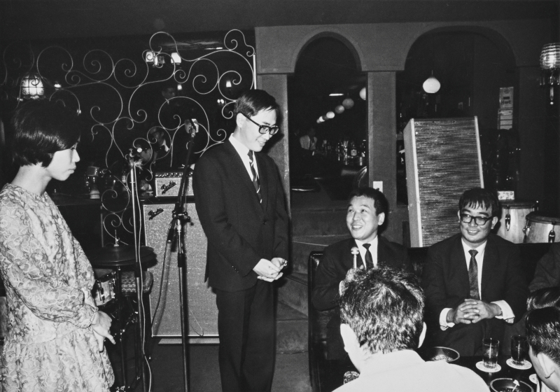 1969年10月、友人たちによって行われた「高須克弥君と星野シヅさんの前途を励ます会」。2人はこの年の11月に結婚式を挙げている。（本人提供）