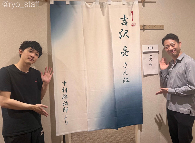 吉沢（左）と鴈治郎の長男・中村壱太郎（右）。壱太郎も『国宝』では所作指導を担当した（公式Xより）