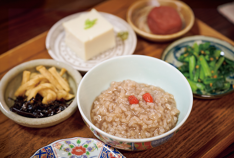 茶粥のほか、奈良県産の旬の食材を使ったお総菜がついた「茶粥セット」（1200円）。茶粥は温と冷が選べてこれからの季節にもぴったり