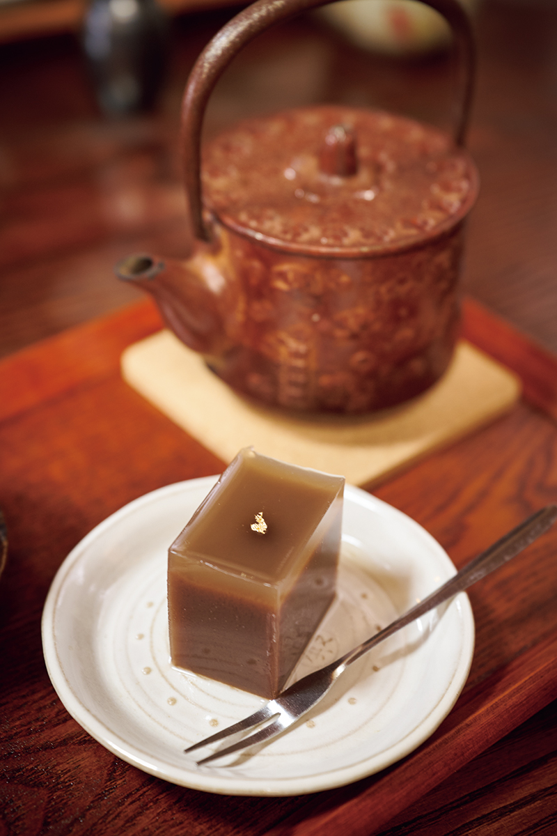 「ほうじ茶羊羹」（セット＋300円）はこだわりの番茶の香りに控えめな甘さ