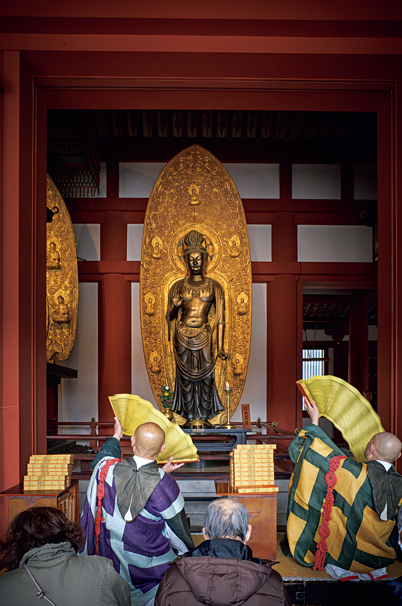 毎月8日に行われる「薬師縁日の法要」での「転読」は、国宝「薬師三尊像」の前で僧侶たちが600巻の『大般若経』を高らかと掲げダイナミックに上下左右に動かし、読み上げる。経本がパラパラと音を立てて風を吹かせ、参拝者の災いを祓う