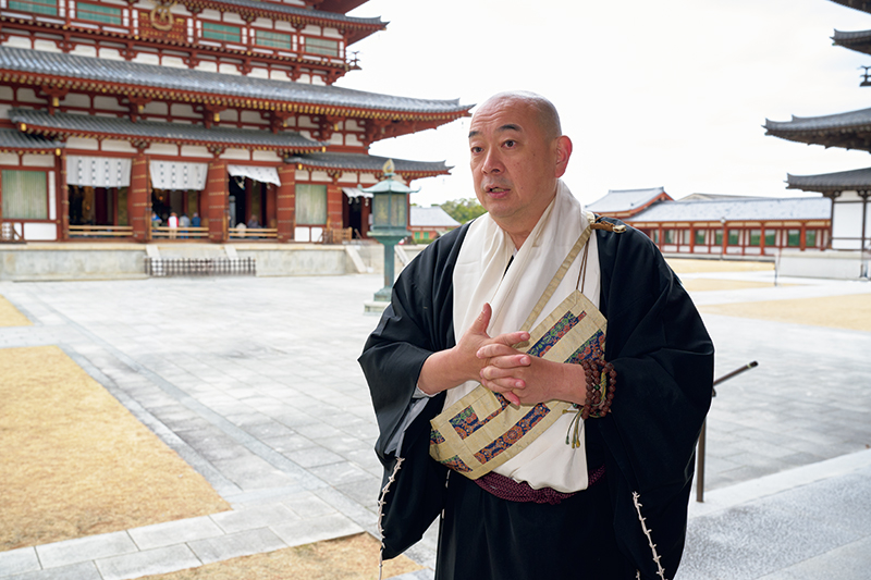 副住職 大谷徹奘さん。中国からインドへ渡り仏教を伝来、『般若心経』を翻訳した玄奘三蔵の弟子・慈恩大師によって日本にも飛鳥時代に法相宗が伝わった。法相宗大本山である薬師寺には玄奘三蔵の頂骨（頭部の遺骨）が納められている