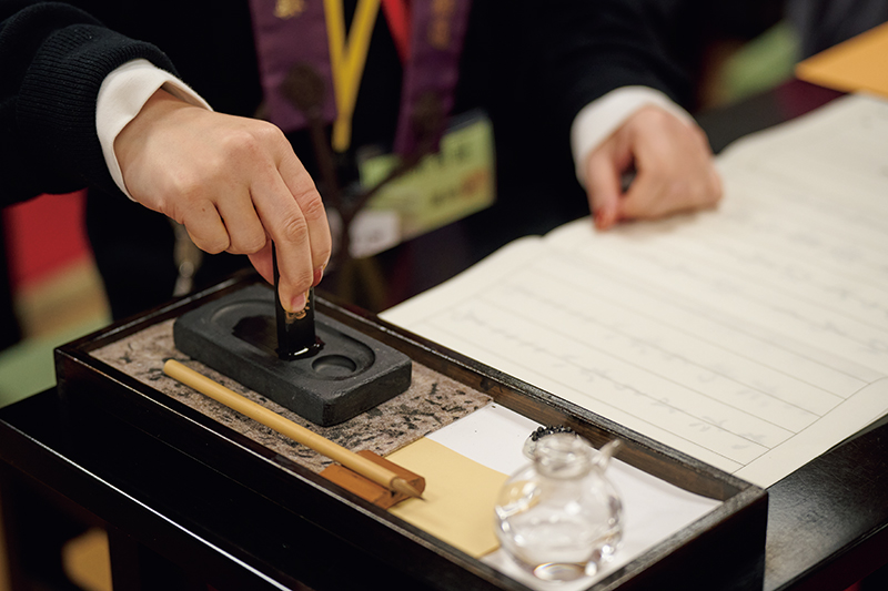 平安・室町時代の戦火で焼失した伽藍復興を目指し、薬師寺では1968年から「お写経勧進」が始まった。2023年に完成してなお写経勧進は続いており、境内にある道場で写経を行い納めると永代供養される