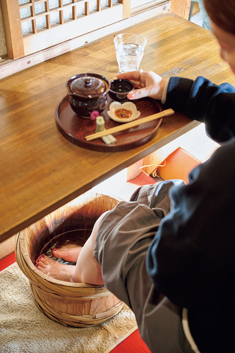 吉野杉の特製桶にはたっぷりのお湯がはられ、ぬるくなったら足し湯も。消臭効果のある「宇治茶」か、肌をしっとりさせる「米ぬか」を選んで