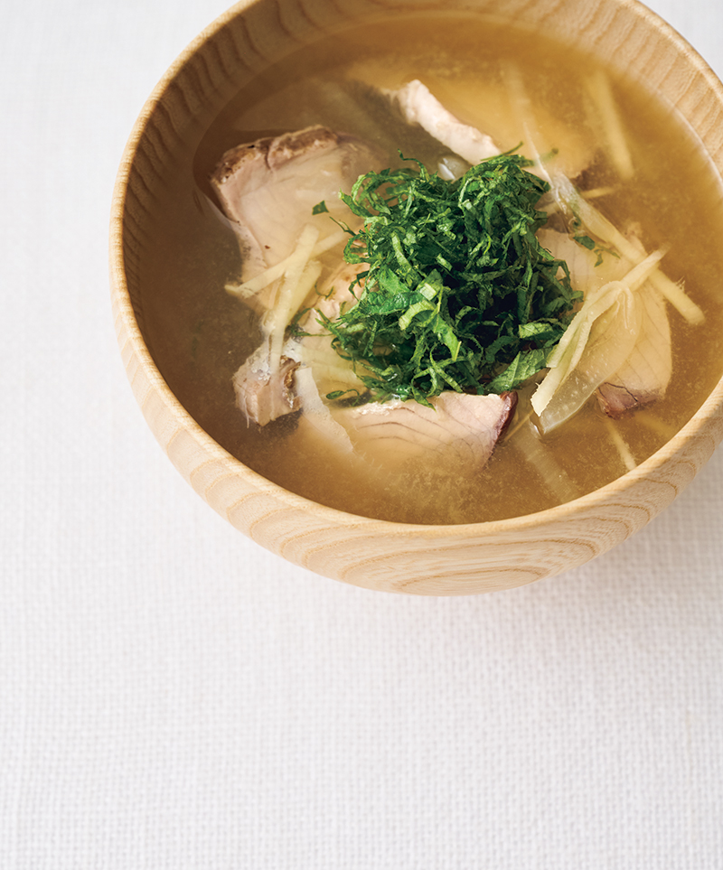 かつおと玉ねぎ、しそのみそ汁