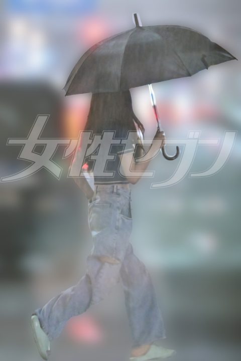 夜の街を歩くヤマトリノ