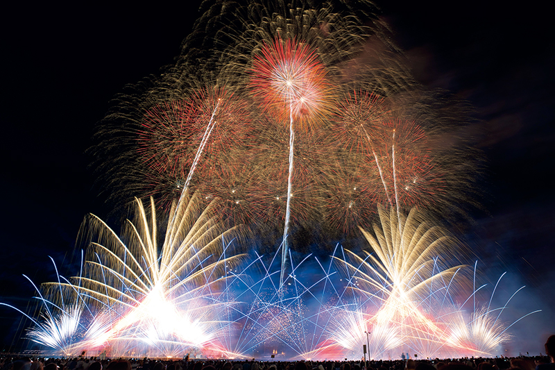 第22回港まつり 能代の花火（秋田県）　提供／@gokim_photo