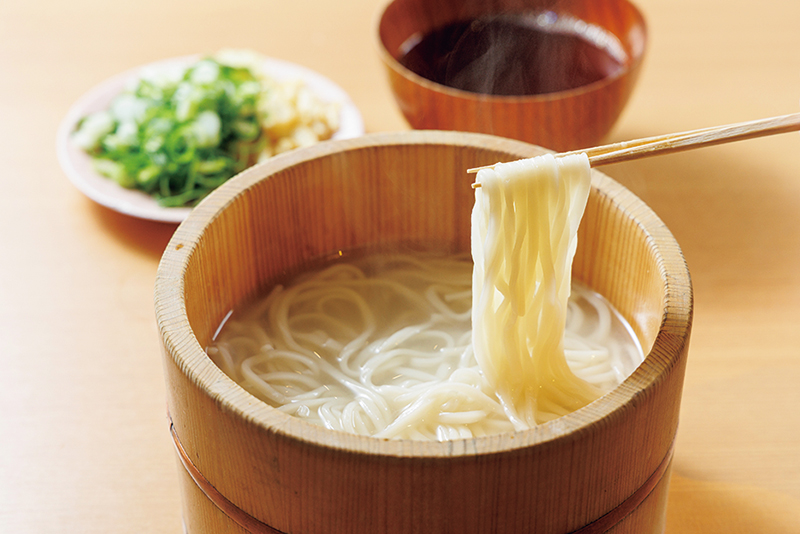 『阿波たらいうどん』（1320円／別途チャージ・サービス料）。本場はもっと麺が太くて素朴だが、締めにさっぱり食べられるように工夫されてこの形に。