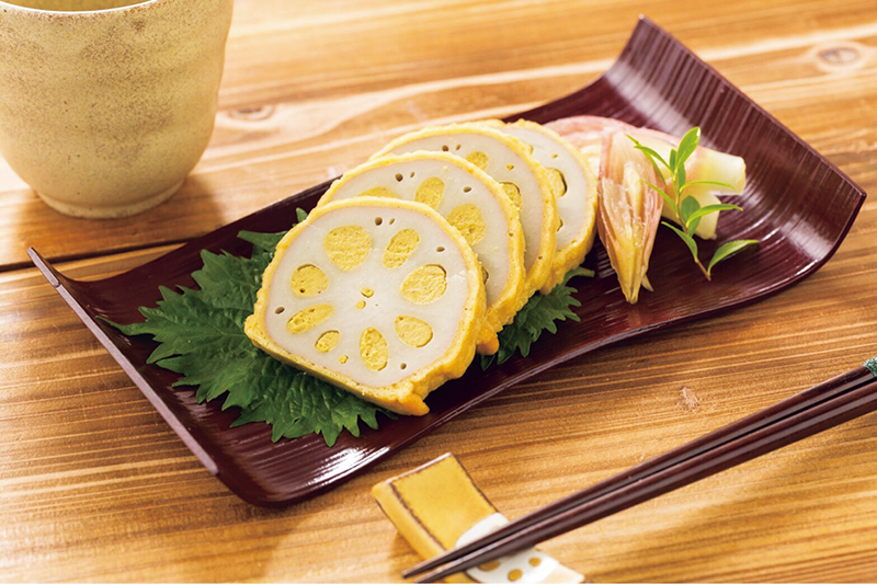 栄養価の高い蓮根の穴に辛子みそを詰め込んで揚げた『からし蓮根』（1080円／中2本入）。