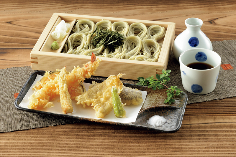 天ぷらは別誂えのごま油100％でカラリと揚げる。「一緒に新潟名物タレかつ丼もおすすめですよ」（小林）　