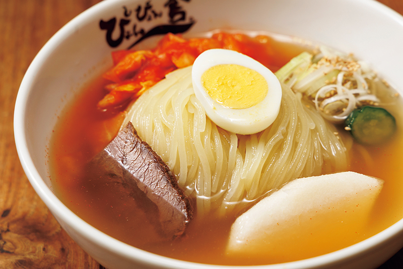 小麦粉とじゃがいものでんぷん粉で作る『盛岡冷麺』（1353円）は、プリッとした弾力に感動。伸びやすいのですぐに食べ始めるのがおいしさの秘訣！