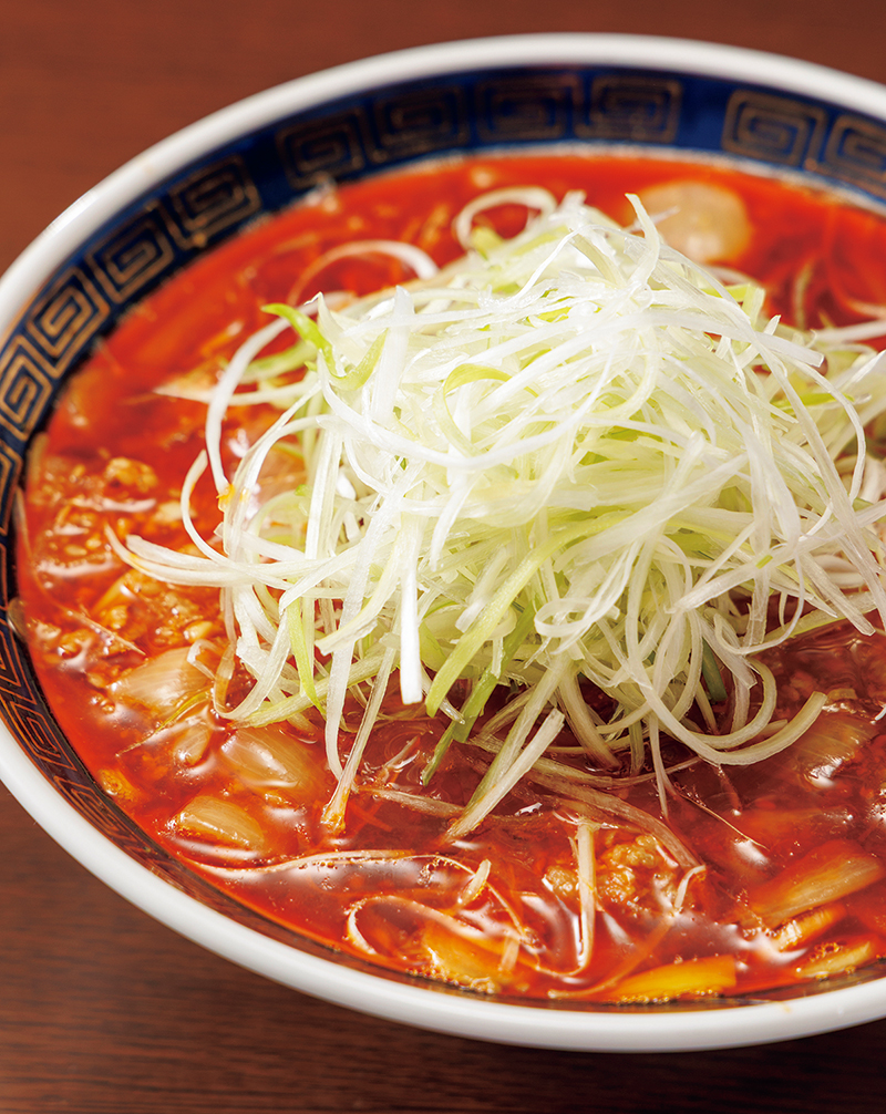 『担々麺』（970円）は一度食べたら止まらない。豚、鶏、煮干しを使ったスープに、キリッと爽快なラー油がクセになる。