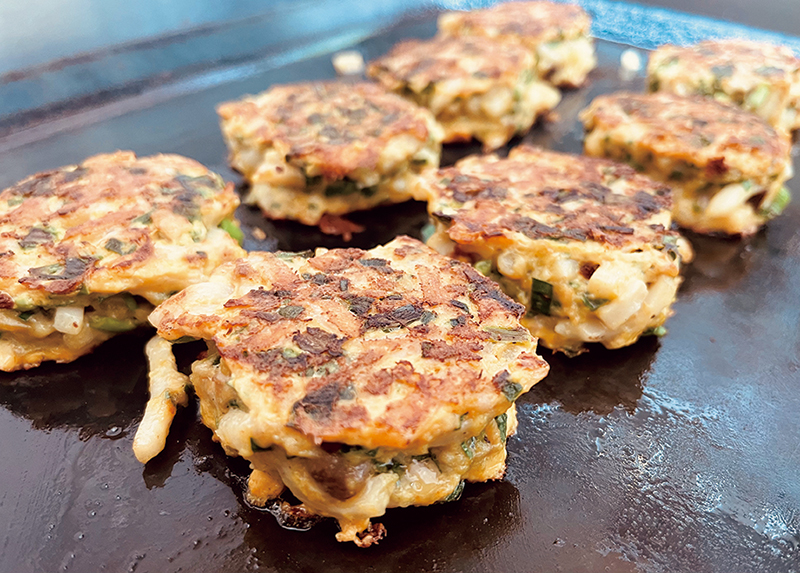 肉や卵、にらなどが入り、見た目はお好み焼きだが、味は餃子。餃子のたれやポン酢で食べる。