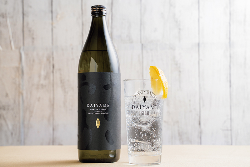 『だいやめ ～DAIYAME～』（1408円／900ml）。焼酎4：炭酸水6で割った「だいやめハイボール」はライチのような香りが華やか。