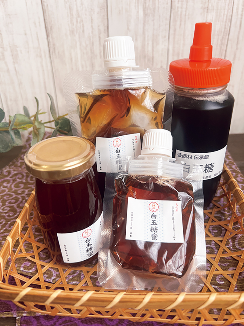 一般的な黒砂糖よりも白いことから白玉糖と名付けられた。白玉糖蜜 （大1個1000円）は、芸西村「響屋」のオンラインショップで購入可。