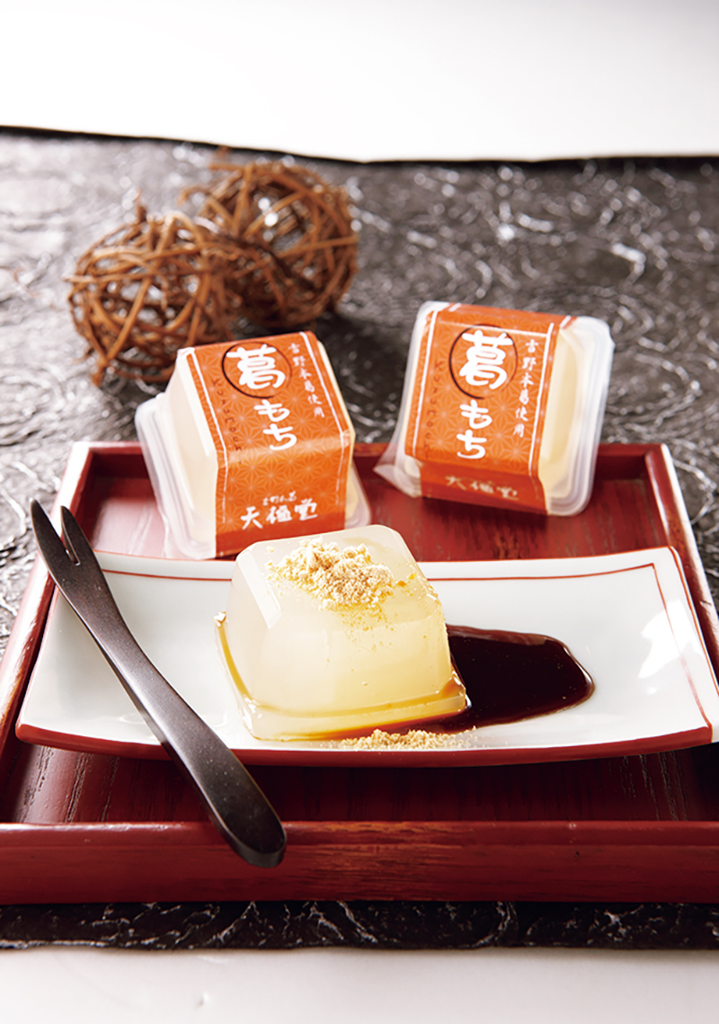 吉野本葛を作り続けて150年以上の老舗の『葛もち』（270円）は、上質でもっちりした弾力が魅力。