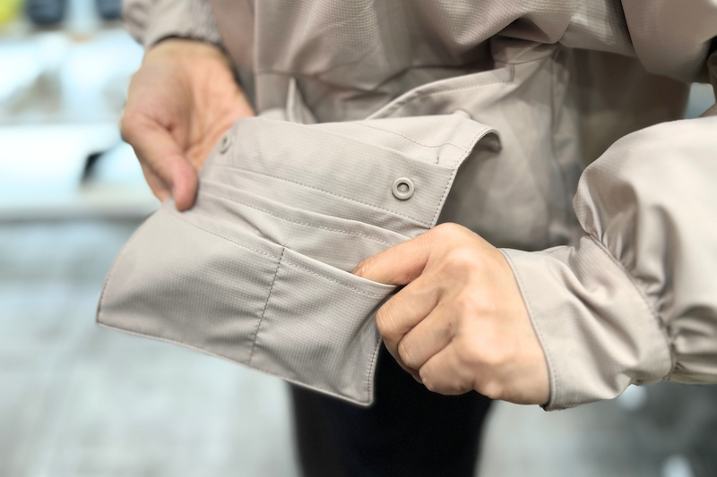 着脱式の仕切り付きポケット