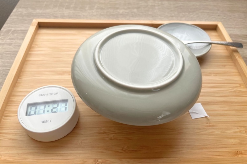 フタをして90秒蒸らす。専用のものがなかったのでソーサーで失礼…