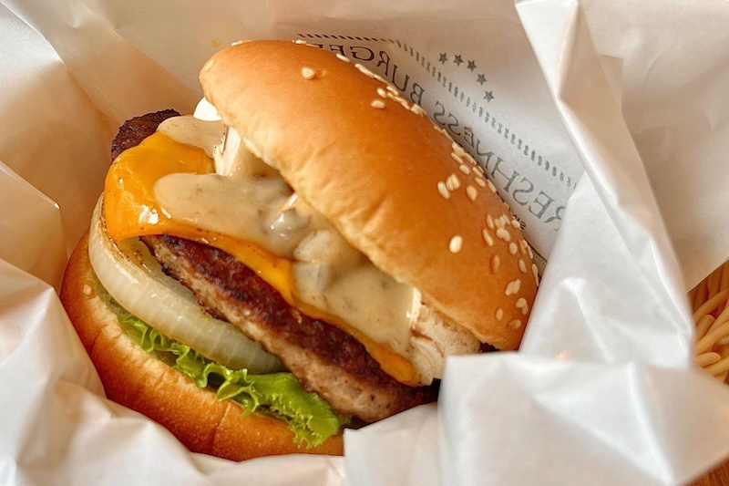 マッシュルームチーズバーガー ポルチーニクリームソース 890円（税込）
