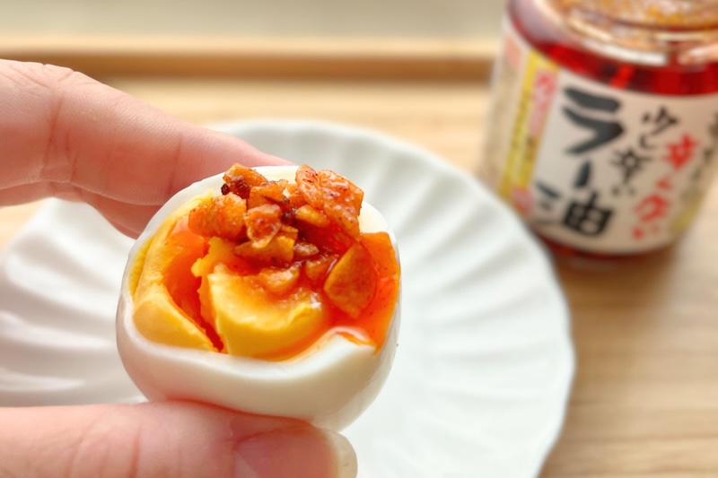 フライドオニオンのざくざく食感がアクセントとなる食べるラー油。ゆで卵のマイルドな味わいにピリ辛なラー油がよく合います！