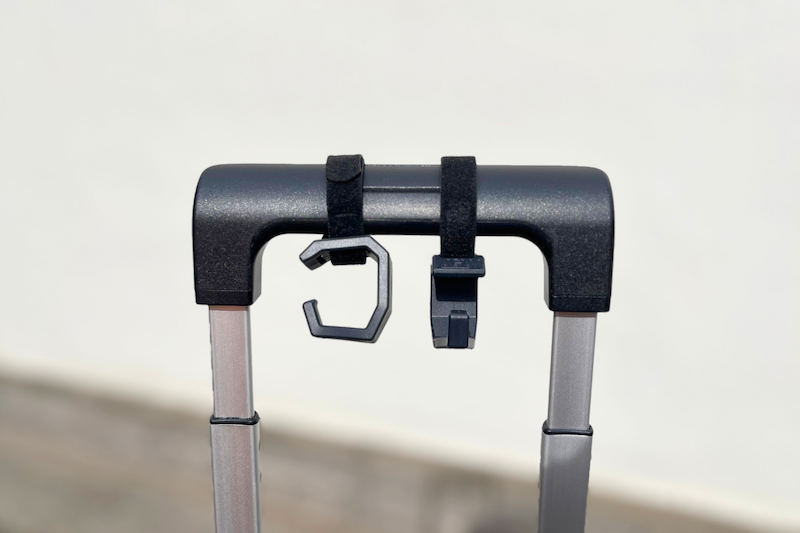 ベルトの付け方によって、フックの向きが変えられる