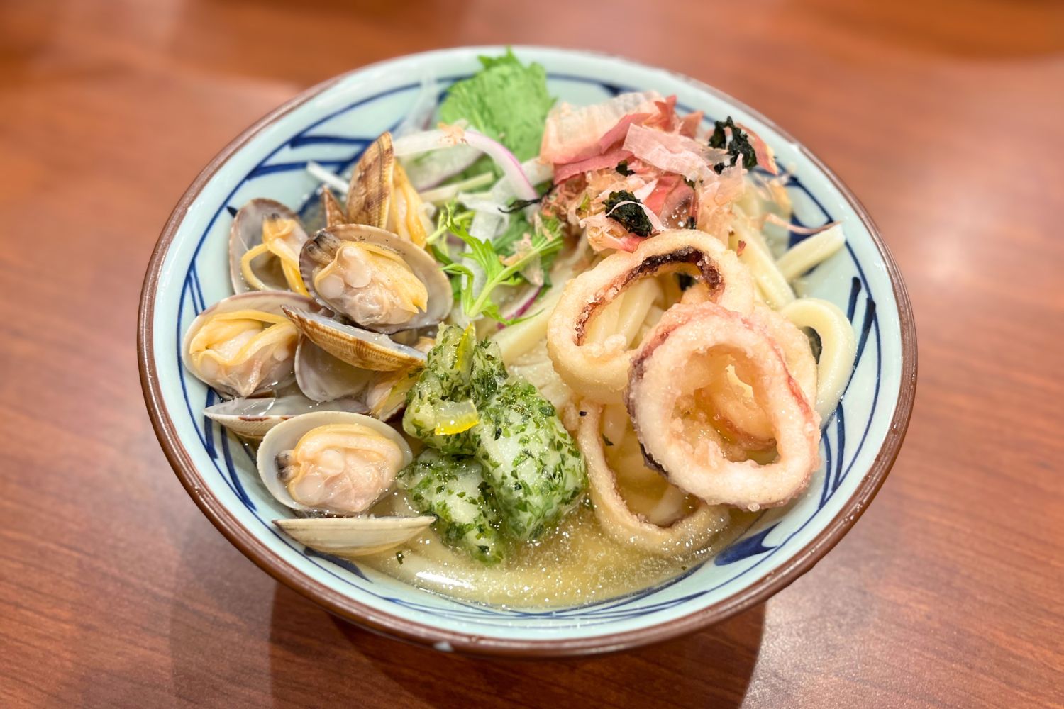 山盛り 海鮮旨塩うどん（並890円）