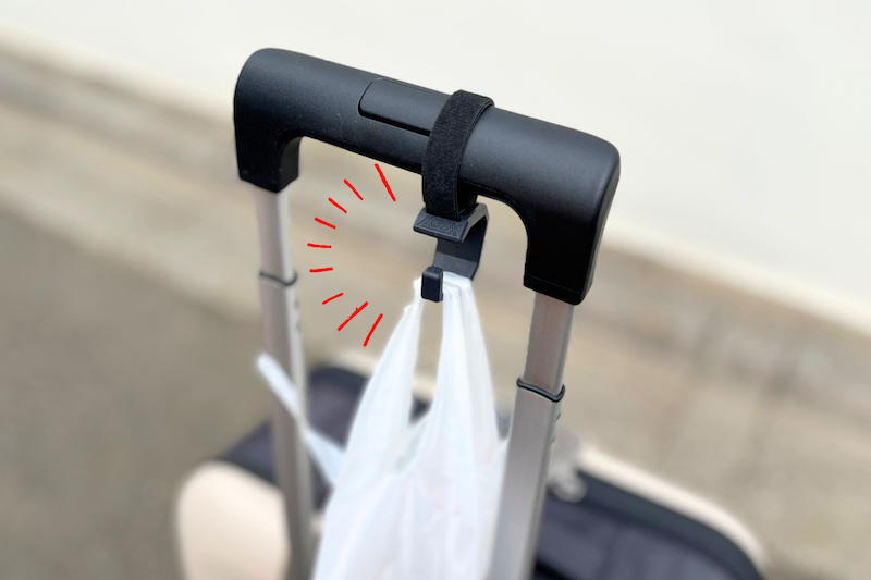 スーツケースの持ち手に取り付けて、即席フックに